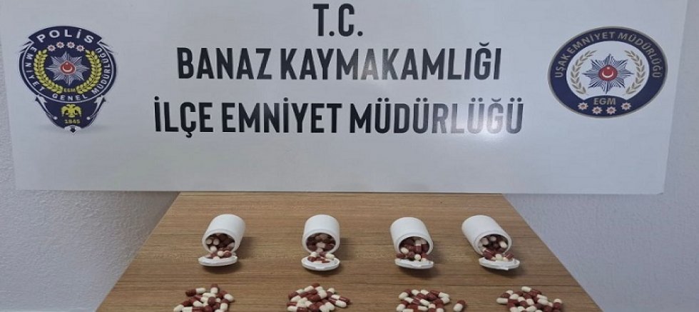 BANAZ’DA POLİSTEN KAÇAN ŞÜPHELİLERİN ARACINDAN SENTETİK ECZA HAPLARI ÇIKTI. 3 GÖZALTI..
