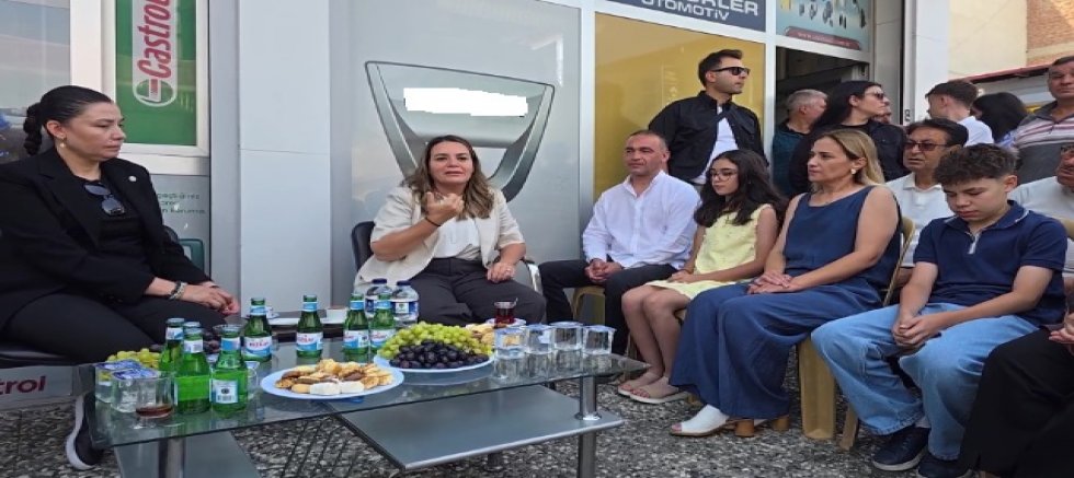 İYİ PARTİ ADANA MİLLETVEKİLİ AYYÜCE TÜRKEŞ TAŞ UŞAK'TA ESNAF ZİYARETLERİNDE BULUNDU.