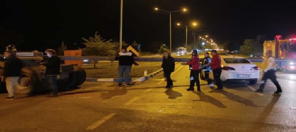 TIR'IN DORSESİNE ÇARPAN ARAÇ SÜRÜCÜSÜ YARALANDI.