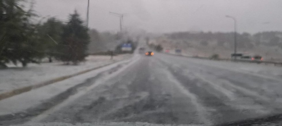 UŞAK'TA DOLU YAĞIŞI HAYATI FELÇ ETTİ.