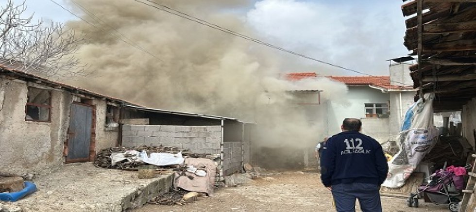 UŞAK'TA MEYDANA GELEN YANGIN'DA EV KULLANILAMAZ HALE GELDİ