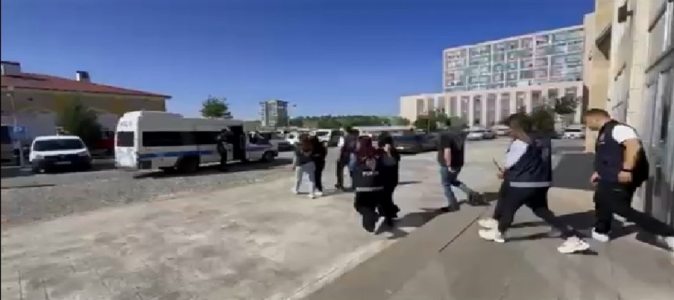 UŞAK'TA POLİS'İN YAPTIĞI ÇALIŞMALARDA YAKALANAN 5 KİŞİ TUTUKLANDI.