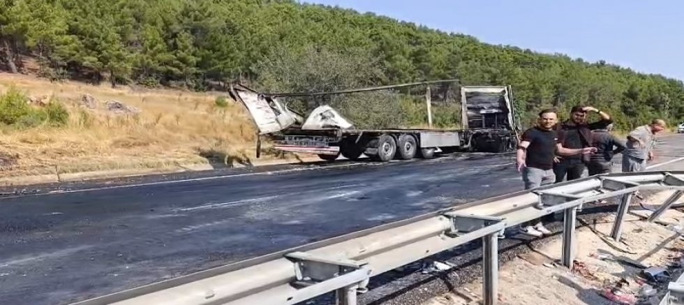 UŞAK'TA YANMAYA BAŞLAYAN TIR'IN ALEVLERİ ORMANLIK ALANA SIÇRADI.