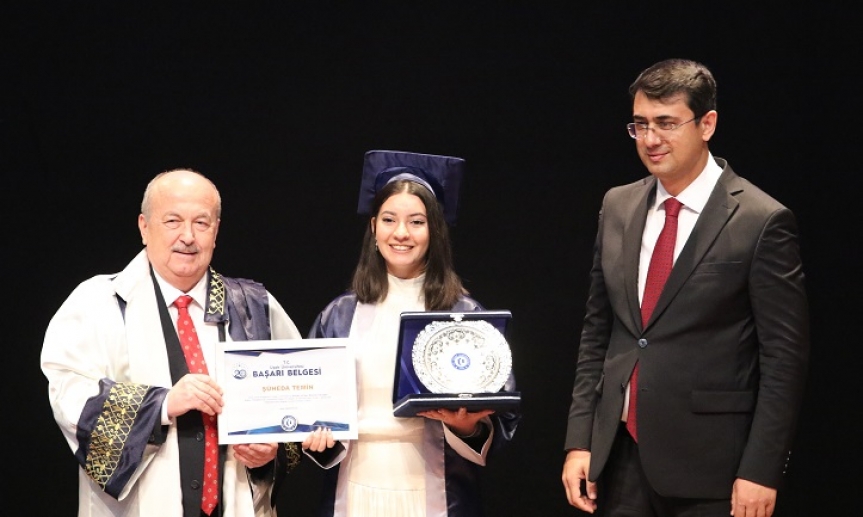 UŞAK ÜNİVERSİTESİNDE MEZUNİYET COŞKUSU