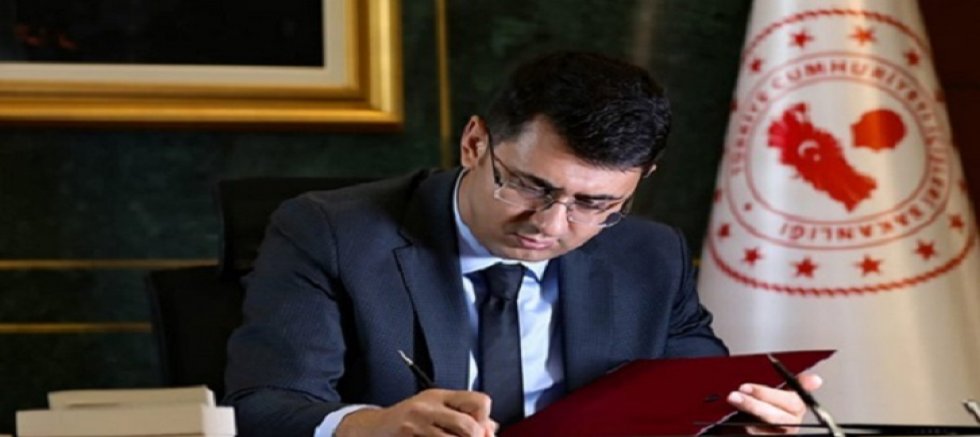 UŞAK VALİSİ SERDAR KARTAL UŞAK'IN KURTULUŞUNUN 104. YILI DOLAYISIYLA BİR KUTLAMA MESAJI YAYINLADI.