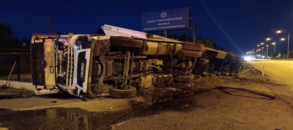 UŞAK'TA TIR DEVRİLDİ ÖLEN YA'DA YARALANAN OLMADI.