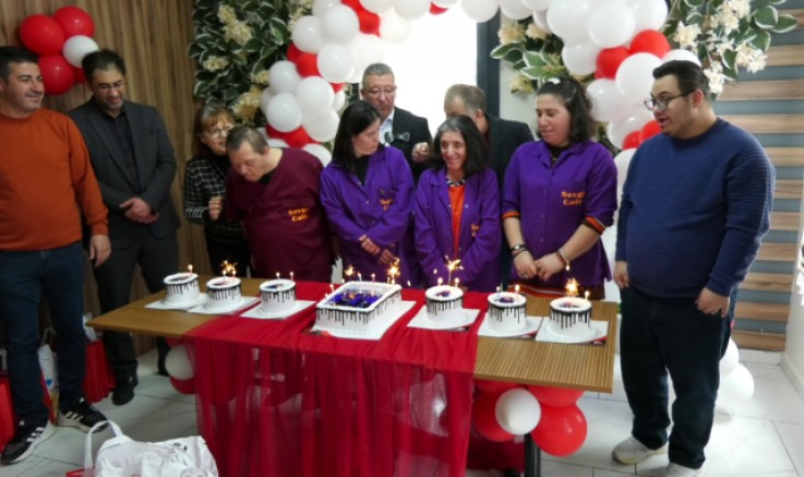 SEVGİ KAFE'DE ÖZEL BİREYLERİN DOĞUM GÜNLERİ KUTLANDI.