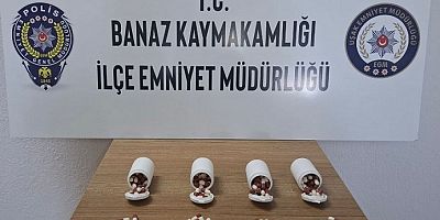 BANAZ’DA POLİSTEN KAÇAN ŞÜPHELİLERİN ARACINDAN SENTETİK ECZA HAPLARI ÇIKTI. 3 GÖZALTI..