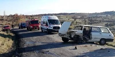 Eşme'de Trafik Kazası: 5 Yaralı