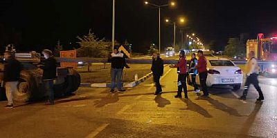 TIR'IN DORSESİNE ÇARPAN ARAÇ SÜRÜCÜSÜ YARALANDI.