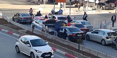 UŞAK'TA ARACI ARIZALANAN AİLENİN YARDIMINA TRAFİK POLİSLERİ KOŞTU.