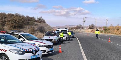 UŞAK'TA CAYROKOPTER İLE HAVADAN TRAFİK DENETİMİ YAPILDI