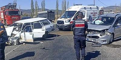 UŞAK'TA MEYDANA GELEN KAZA'DA 2 Sİ AĞIR 3 YARALI