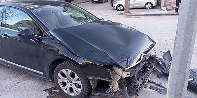 UŞAK'TA MEYDANA GELEN KAZADA ÖZEL ARAÇ PERT OLDU.