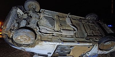 UŞAK'TA MİNİBÜS TAKLA ATTI BABA VE OĞUL YARALANDI.