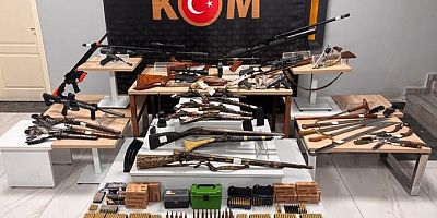 UŞAK'TA YAKALANAN SİLAHLAR POLİSİ BİLE ŞAŞKINA ÇEVİRDİ.