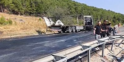 UŞAK'TA YANMAYA BAŞLAYAN TIR'IN ALEVLERİ ORMANLIK ALANA SIÇRADI.