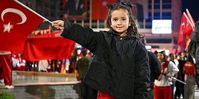 UŞAK'TA YAPILAN GENÇLİK YÜRÜYÜŞÜNE VATANDAŞLARDAN BÜYÜK İLGİ