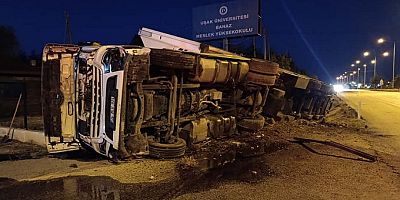 UŞAK'TA TIR DEVRİLDİ ÖLEN YA'DA YARALANAN OLMADI.