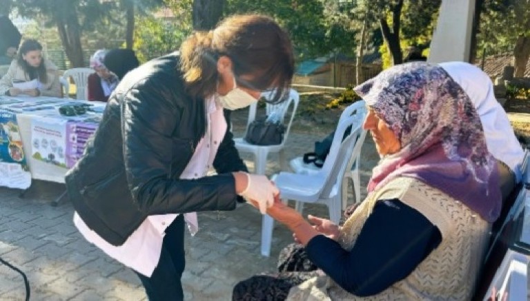 UŞAK KÖYLERİNDE HALK SAĞLIĞI GÜNLERİ DEVAM EDİYOR.