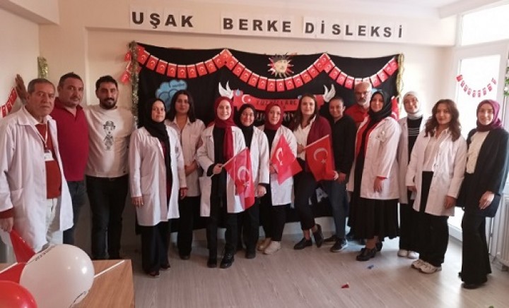 UŞAK ÖZEL BERKE DİSLEKSİ VE REHABİLİTASYON MERKEZİ CUMHURİYET BAYRAMINI ERKEN KUTLADI