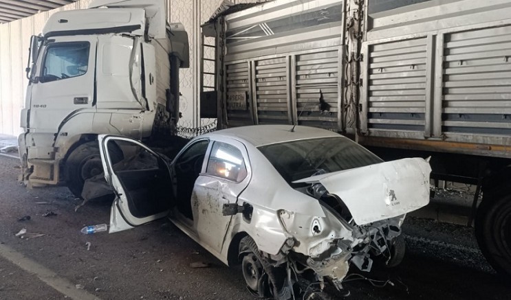 UŞAK'TA ALT GEÇİT'TE MEYDANA GELEN KAZA UCUZ ATLATILDI.