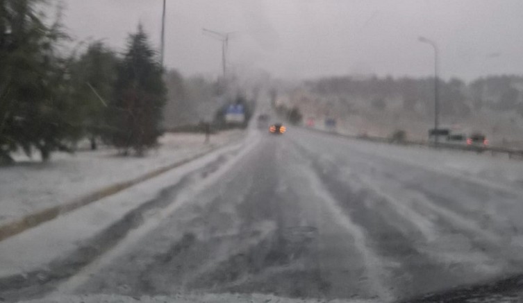 UŞAK'TA DOLU YAĞIŞI HAYATI FELÇ ETTİ.