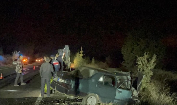 UŞAK'TA KEPÇE İLE OTOMOBİL ÇARPIŞTI MUHTAR HAYATINI KAYBETTİ.