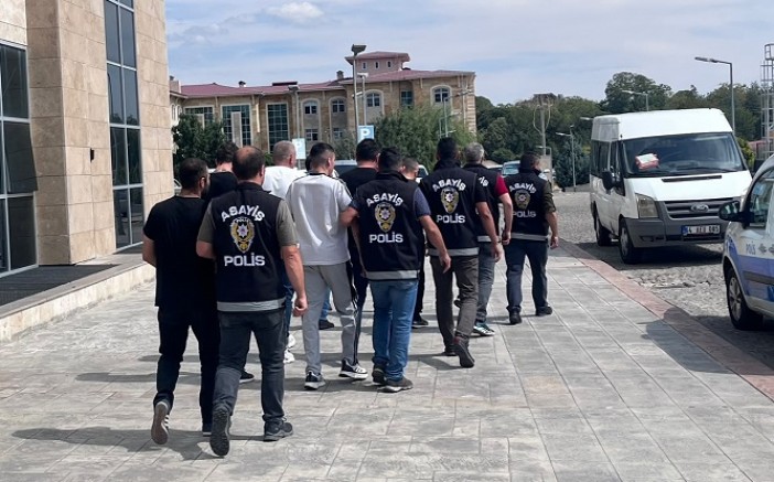 UŞAK'TA KESİNLEŞMİŞ CEZASI BULUNAN 13 KİŞİ YAKALANARAK CEZAEVİNE GÖNDERİLDİ.