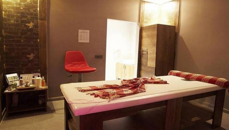 UŞAK'TA MASAJ SALONLARINA FUHUŞ BASKINI