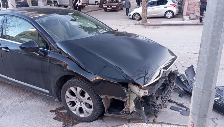 UŞAK'TA MEYDANA GELEN KAZADA ÖZEL ARAÇ PERT OLDU.