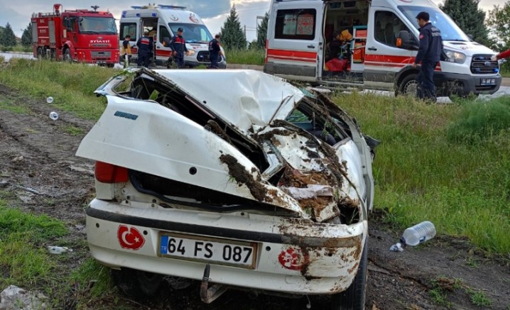 UŞAK'TA OTOMOBİL TAKLA ATTI 3 YARALI