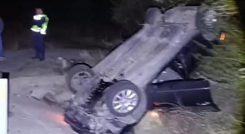 UŞAK'TA TAKLA ATAN ARACIN SÜRÜCÜSÜ YARA ALMADAN KURTULDU.
