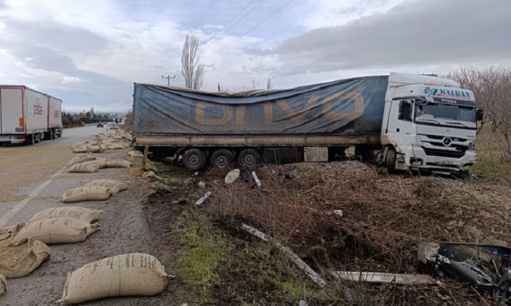 UŞAK'TA TIR KAZASI.