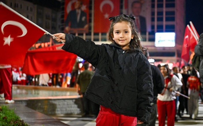 UŞAK'TA YAPILAN GENÇLİK YÜRÜYÜŞÜNE VATANDAŞLARDAN BÜYÜK İLGİ